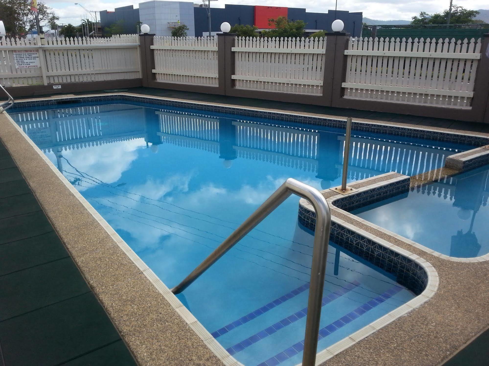 Golden Fountain Motel Рокхемптън Екстериор снимка